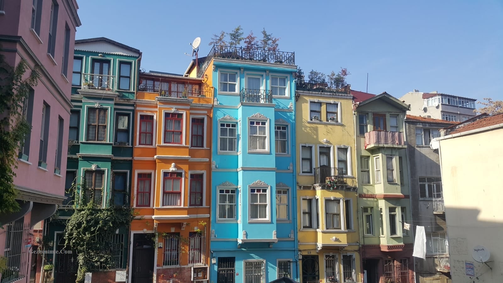 istanbuldaki-tarihi-renkli-evler